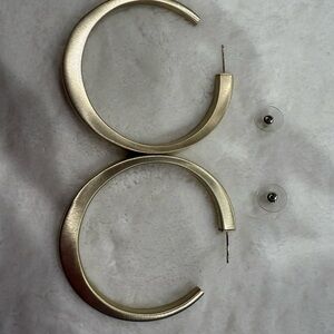 Stunning Kendra Scott Brushed Gold 2.5” Hoop Earrings in New-Perfect Condition